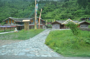 山间木屋旁的石板小径