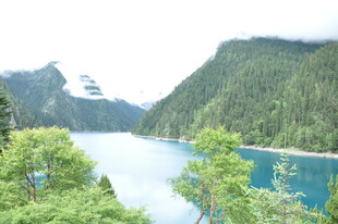 秀丽山水间的静谧蓝湖