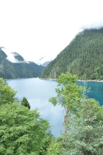 青山环抱的静谧蓝色湖泊