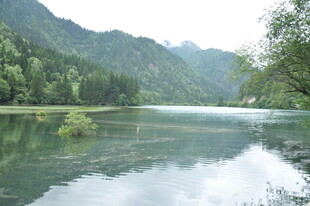 宁静山水湖景风光图