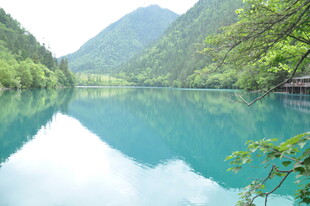 青山环抱的静谧蓝湖