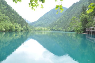 青山碧水间的静谧湖泊