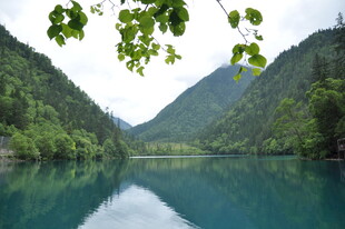 青山环抱的静谧碧绿湖水