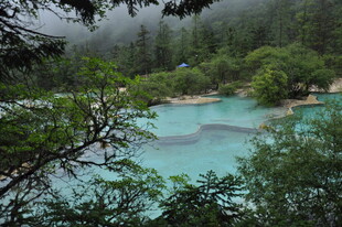 梦幻蓝湖 隐于葱郁山林间