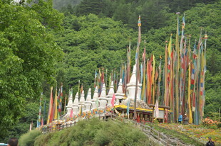 山间五彩经幡林立