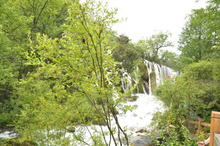 山林间的瀑布景观