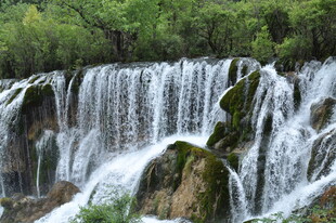 山间壮丽瀑布景观