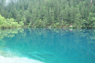 清澈蓝湖映山林美景