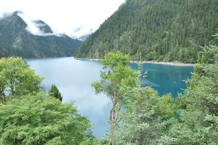 青山环抱的静谧蓝色湖泊