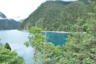 青山环抱的静谧蓝湖