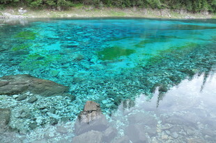 清澈蓝绿湖水的迷人景致