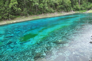 清澈蓝绿色的美丽溪流
