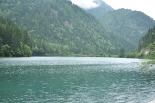 青山绿水间的静谧湖泊