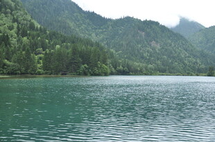 青山环绕的碧绿湖水