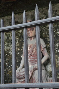 铁栏后的古老雕像