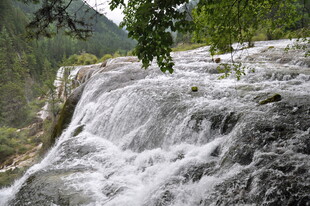 山间瀑布水流奔腾