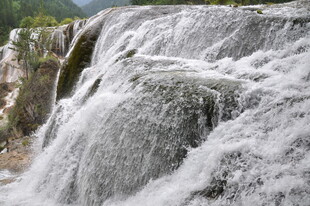 壮观瀑布水流倾泻而下