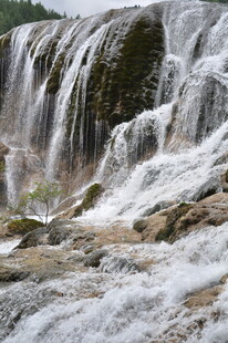 壮观瀑布水流倾泻而下