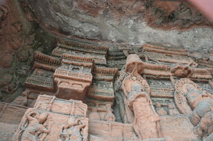 古老石窟精美雕刻艺术