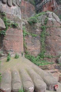 乐山大佛巨大佛脚景观