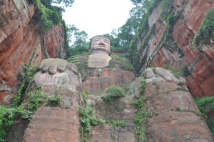 壮观岩壁上的神秘石像