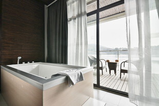 现代简约风浴室观景浴缸
