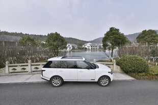 白色汽车停靠于风景处