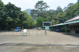 户外空旷的篮球活动场地