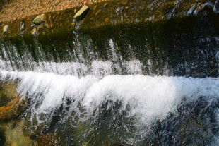 溪边残雪与流水景观