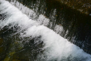 潺潺溪流激起白色水花