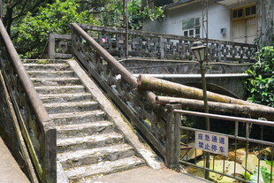 老旧石阶旁的生活小景