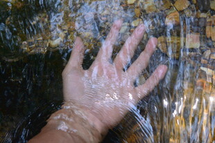 水流过手掌的瞬间