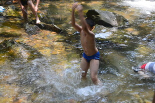 小孩在溪流中玩水嬉戏