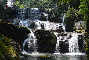 山间秀丽瀑布景观