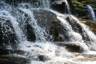 山间瀑布水流倾泻
