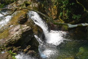 山间溪流瀑布自然美景