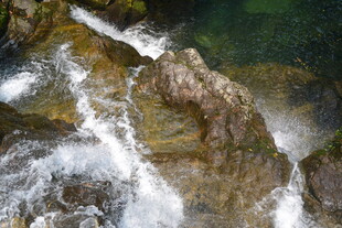 山间瀑布岩石水景特写