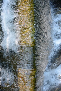 水流冲击下的多彩纹理