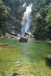 山间飞瀑下的碧绿清潭