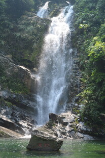 山间瀑布下的静谧潭水