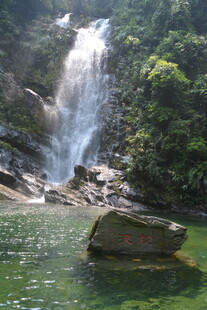 山间飞瀑下的清幽碧潭