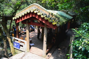 山林中的传统中式凉亭