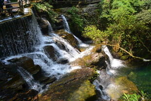山间秀丽瀑布景观