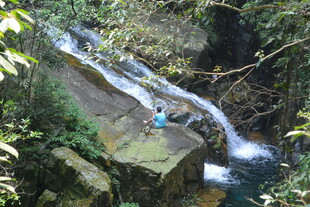 山间溪流中的戏水者