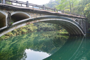青山绿水间的古朴石拱桥