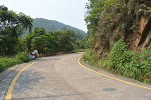 山间蜿蜒公路骑行场景