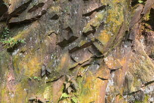 古老斑驳的岩石纹理