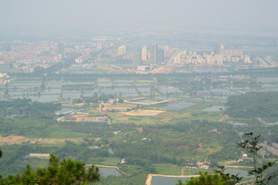 俯瞰城市与绿地景观