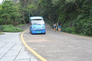 山间公路行驶的蓝色车辆