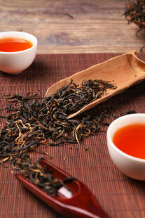 茶汤与散落茶叶